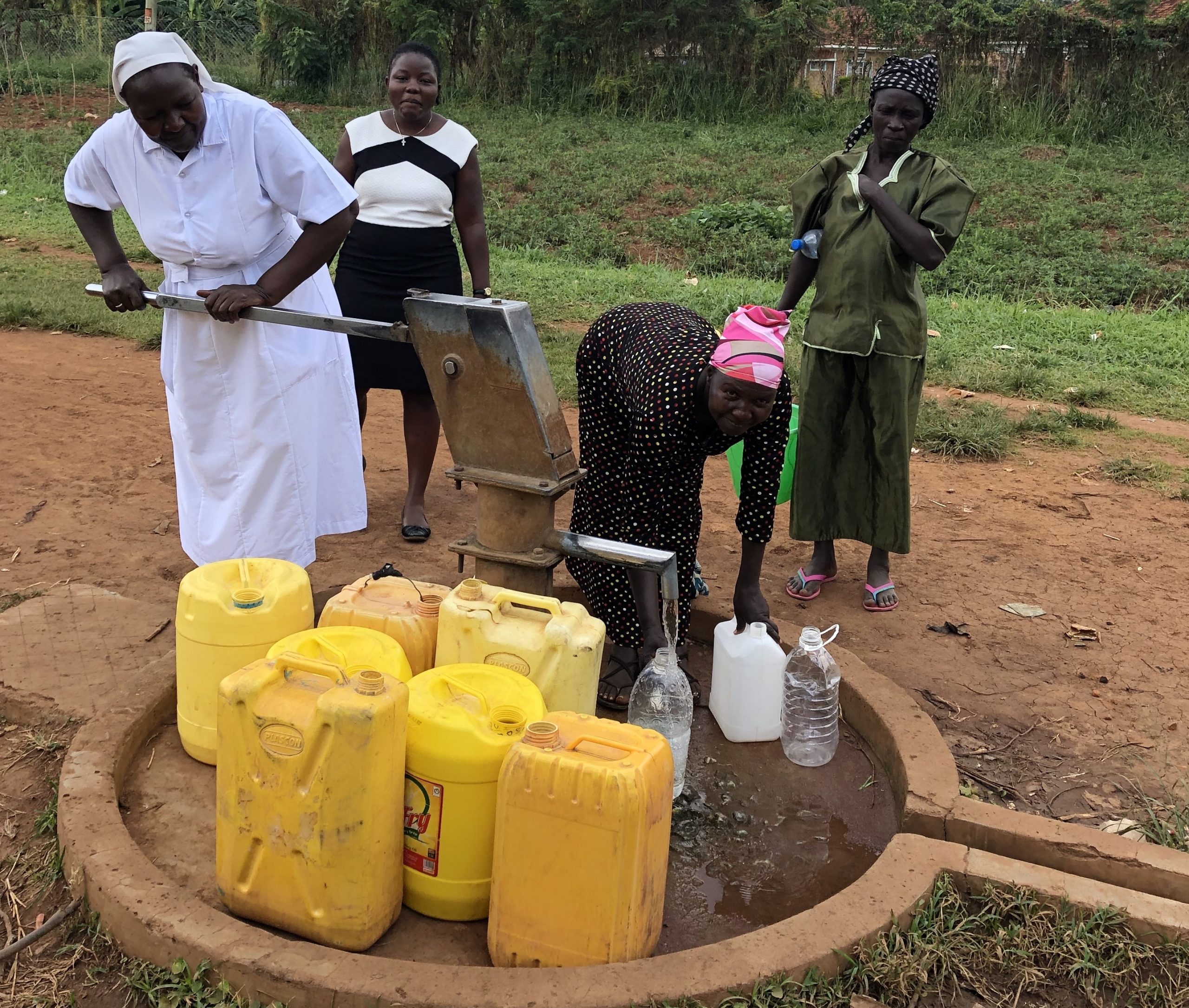 Four women use water pump